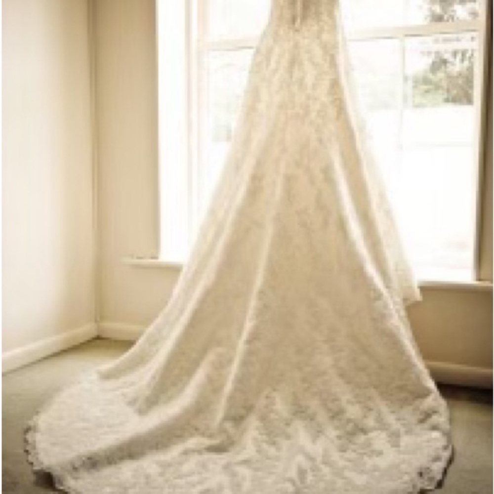Anjolique Size 6 wedding dress! Can be worn with or without the sash.